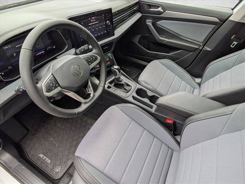 Used 2025 Volkswagen Jetta SE FWD image 3