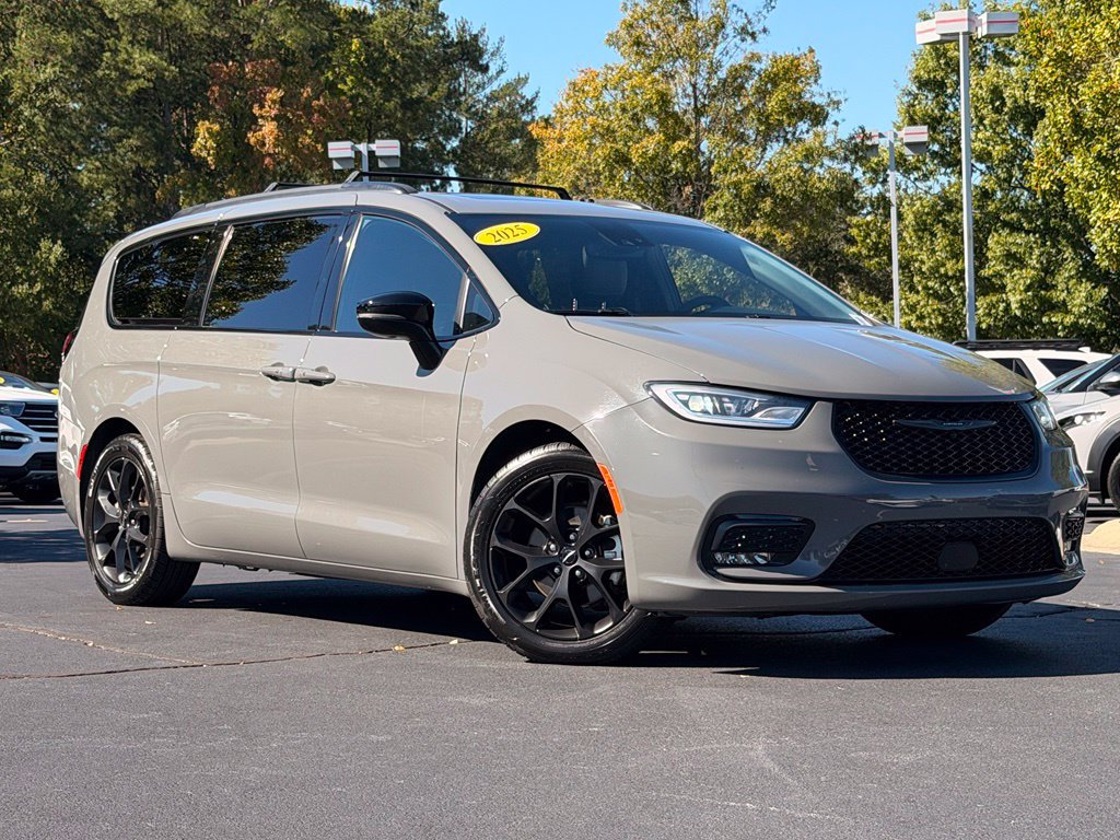 Used 2025 Chrysler Pacifica Limited FWD image 2