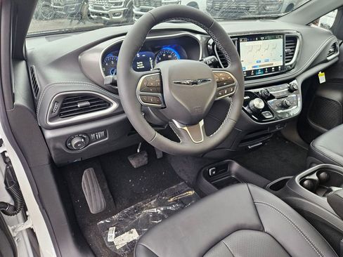 New 2026 Chrysler Pacifica Select FWD image 14