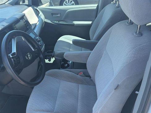 Used 2018 Toyota Sienna LE w/ Carpet Mat Package FWD image 6