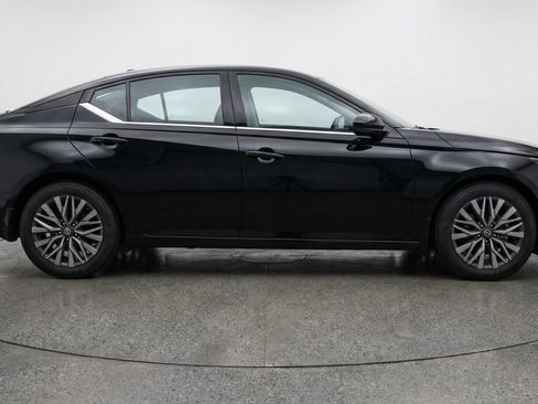 Used 2025 Nissan Altima 2.5 SV FWD image 11