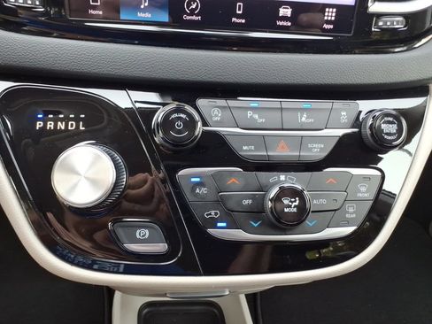 Used 2023 Chrysler Pacifica Touring-L FWD image 23