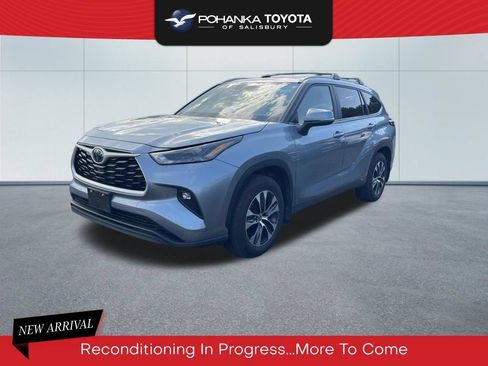 Used 2024 Toyota Highlander XLE AWD/4WD image 1