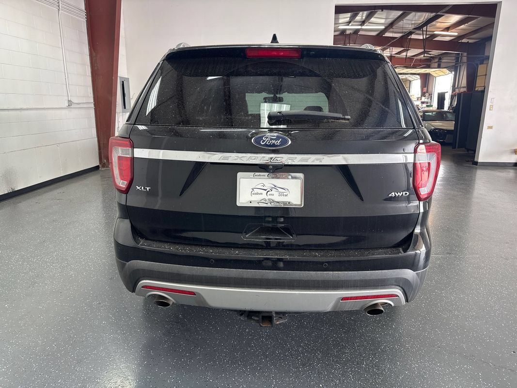 Used 2017 Ford Explorer XLT w/ Equipment Group 202A AWD/4WD image 5