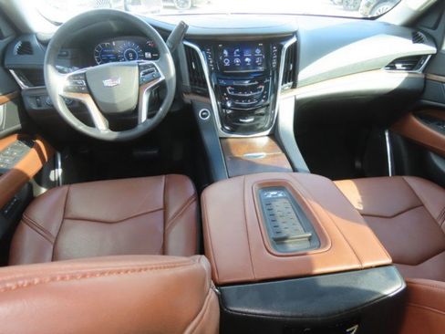 Used 2017 Cadillac Escalade Luxury AWD/4WD image 24