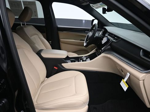 Used 2025 Jeep Grand Cherokee L Limited w/ Black Appearance Package image 7