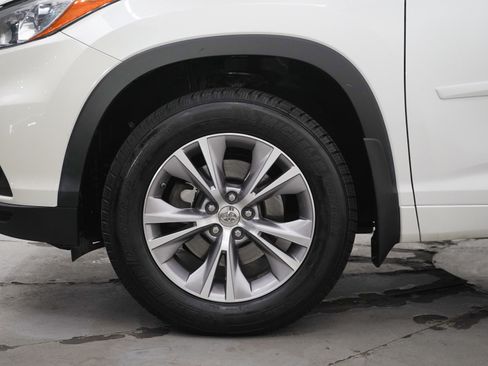 Used 2015 Toyota Highlander XLE image 26