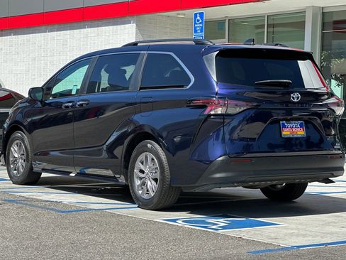 Used 2023 Toyota Sienna XLE FWD image 6