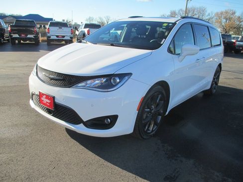 Used 2018 Chrysler Pacifica Touring-L Plus w/ Advanced Safetytec Group image 8