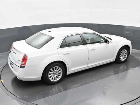 Used 2013 Chrysler 300 RWD image 32