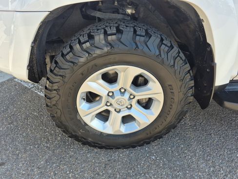 Used 2017 Toyota 4Runner SR5 AWD/4WD image 25