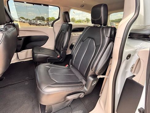 Used 2023 Chrysler Pacifica Touring-L FWD image 24