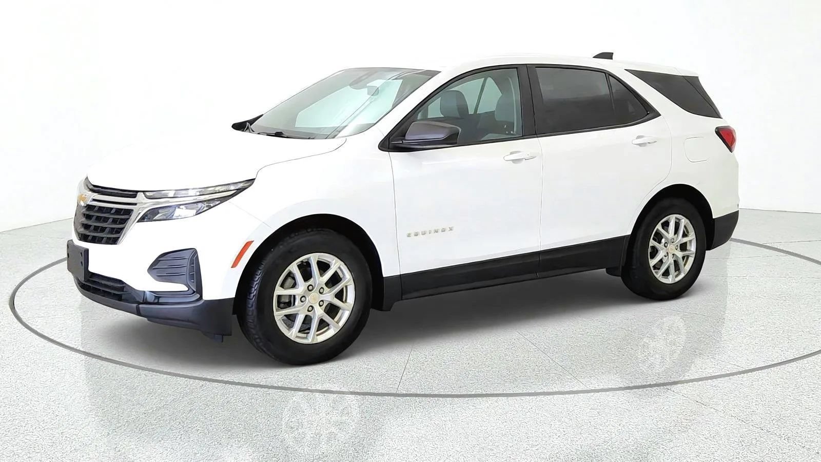 Used 2023 Chevrolet Equinox LS w/ LS Convenience Package FWD image 4