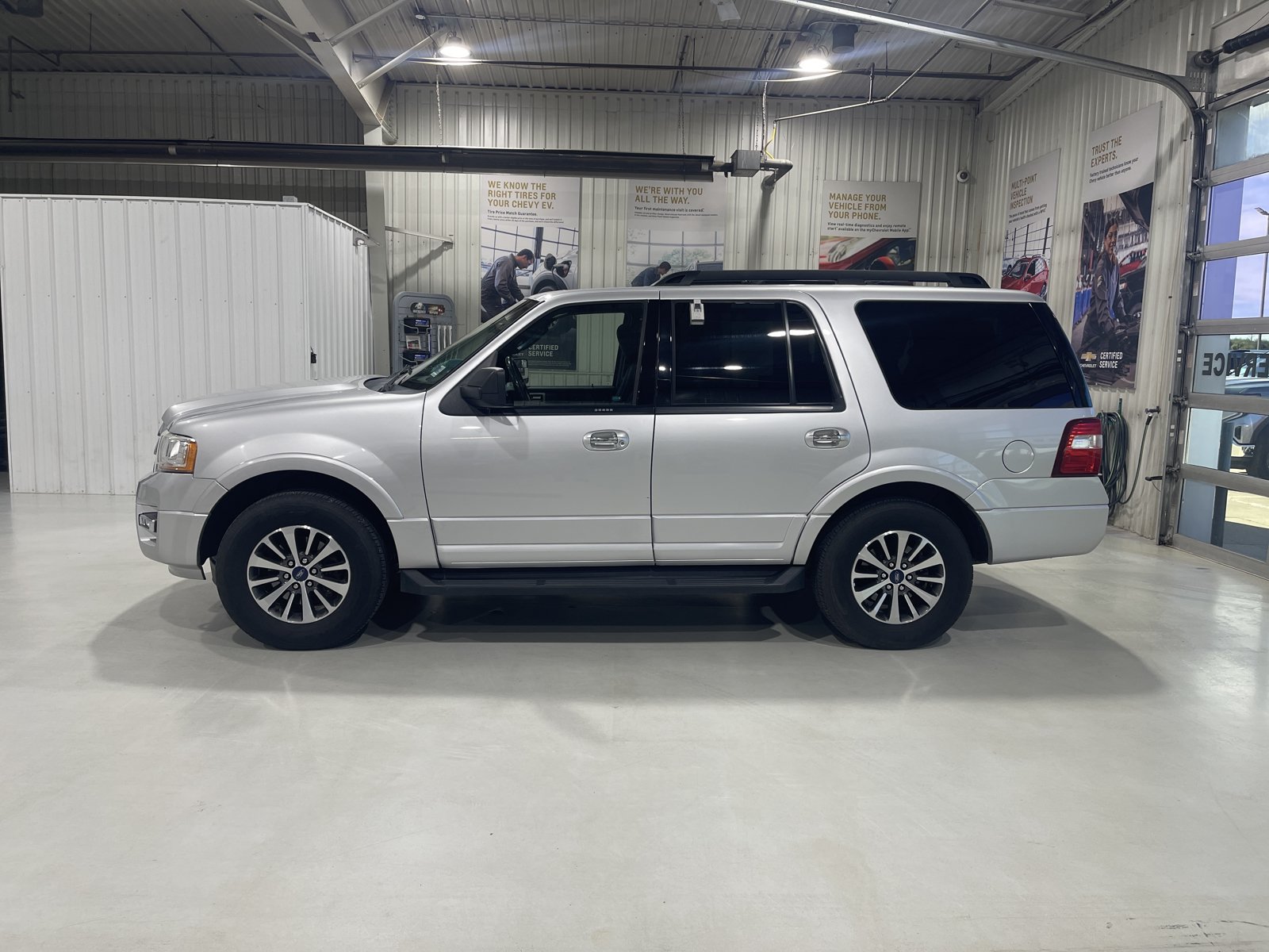 Used 2017 Ford Expedition XLT AWD/4WD image 9