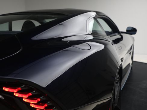 Used 2025 Aston Martin Vanquish RWD image 28