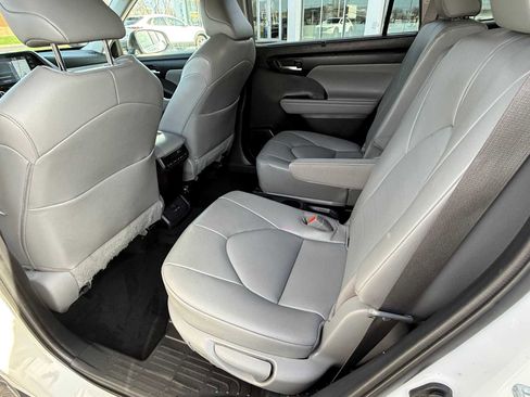 Used 2022 Toyota Highlander XLE image 17