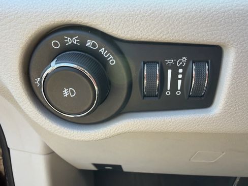 Used 2018 Chrysler Pacifica Touring-L Plus w/ Advanced Safetytec Group FWD image 19