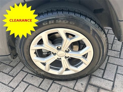 Used 2024 Jeep Compass Latitude image 14