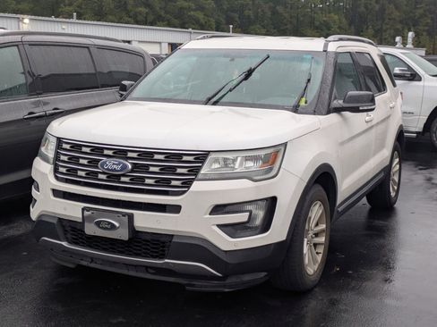 Used 2016 Ford Explorer XLT w/ Equipment Group 202A image 3