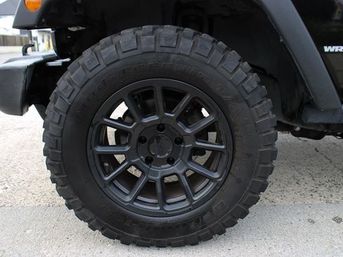 Used 2017 Jeep Wrangler Rubicon w/ Connectivity Group image 11