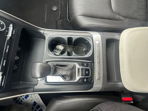 Used 2023 Kia Carnival LX image 13