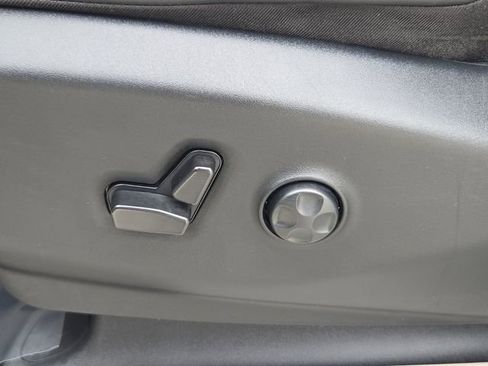 Used 2023 Chrysler Pacifica Touring-L FWD image 12