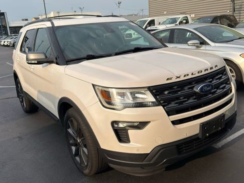 Used 2018 Ford Explorer XLT w/ Equipment Group 202A AWD/4WD image 4