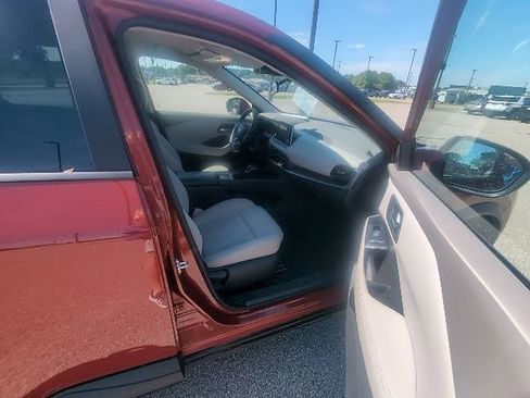 Used 2025 Nissan Rogue SV FWD image 3