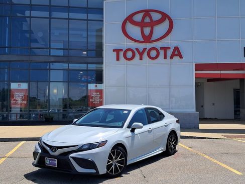 Used 2023 Toyota Camry SE FWD image 1