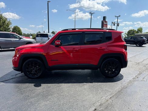 Used 2019 Jeep Renegade Altitude w/ UConnect 8.4 Nav Group FWD image 4
