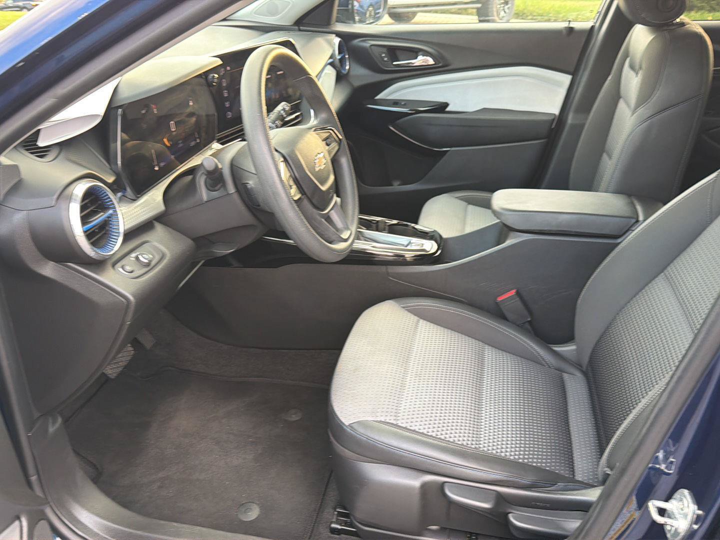 Used 2024 Chevrolet Trax LT FWD image 10