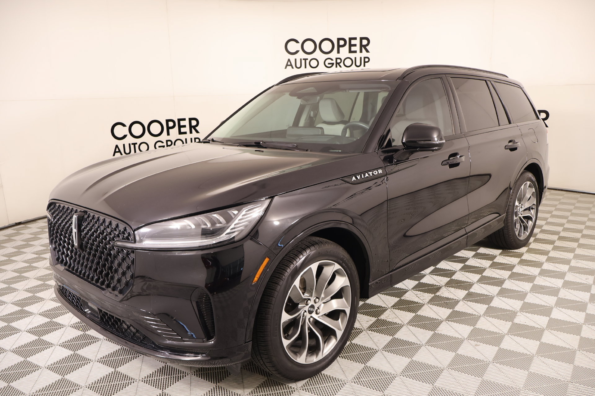 Used 2025 Lincoln Aviator 2WD w/ Jet Appearance Package image 11