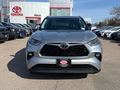 Used 2021 Toyota Highlander Limited AWD/4WD image 2
