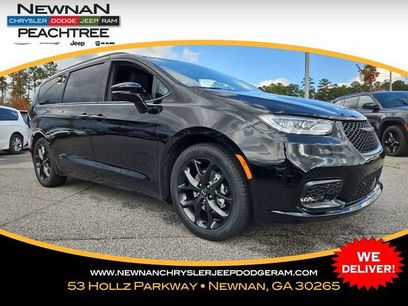 New 2026 Chrysler Pacifica Limited w/ Uconnect Theater Family Group