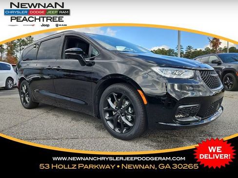 New 2026 Chrysler Pacifica Limited w/ Uconnect Theater Family Group image 1