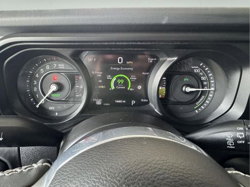 Used 2025 Jeep Wrangler Unlimited Sahara AWD/4WD image 17