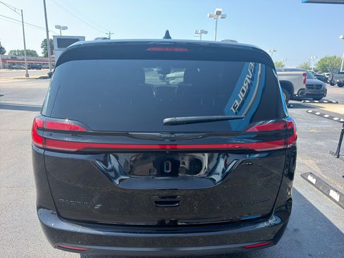 Used 2025 Chrysler Pacifica Limited FWD image 5