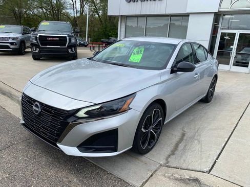 Used 2024 Nissan Altima 2.5 SR FWD image 9