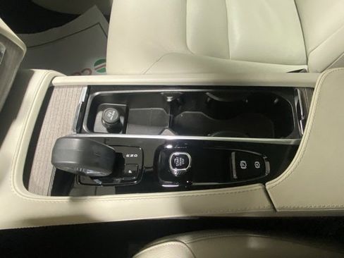 Used 2024 Volvo XC90 B6 Plus w/ Protection Package image 25