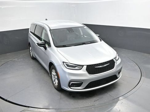 Used 2024 Chrysler Pacifica Touring-L FWD image 39
