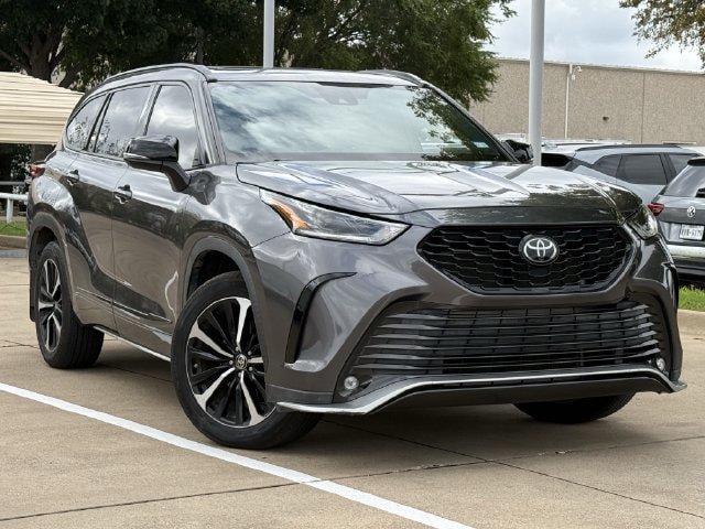 Used 2021 Toyota Highlander XSE FWD image 2