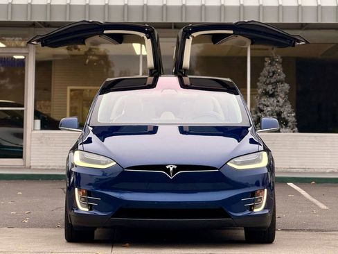 Used 2017 Tesla Model X 75D image 3