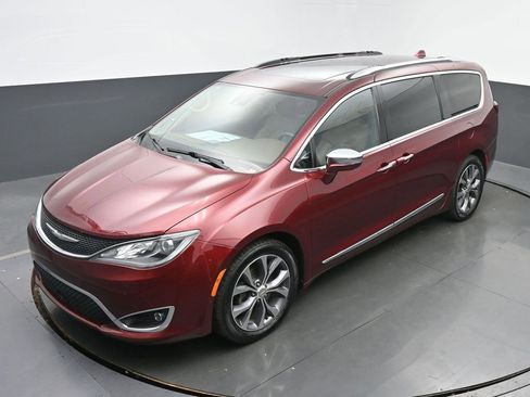 Used 2017 Chrysler Pacifica Limited FWD image 41