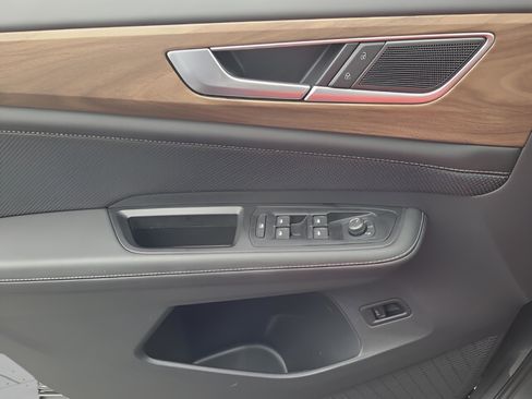 Certified 2025 Volkswagen Atlas SE image 28