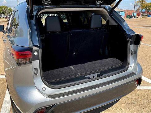 Used 2021 Toyota Highlander Limited image 18