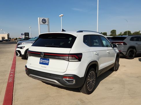 Used 2026 Volkswagen Taos SE FWD image 5
