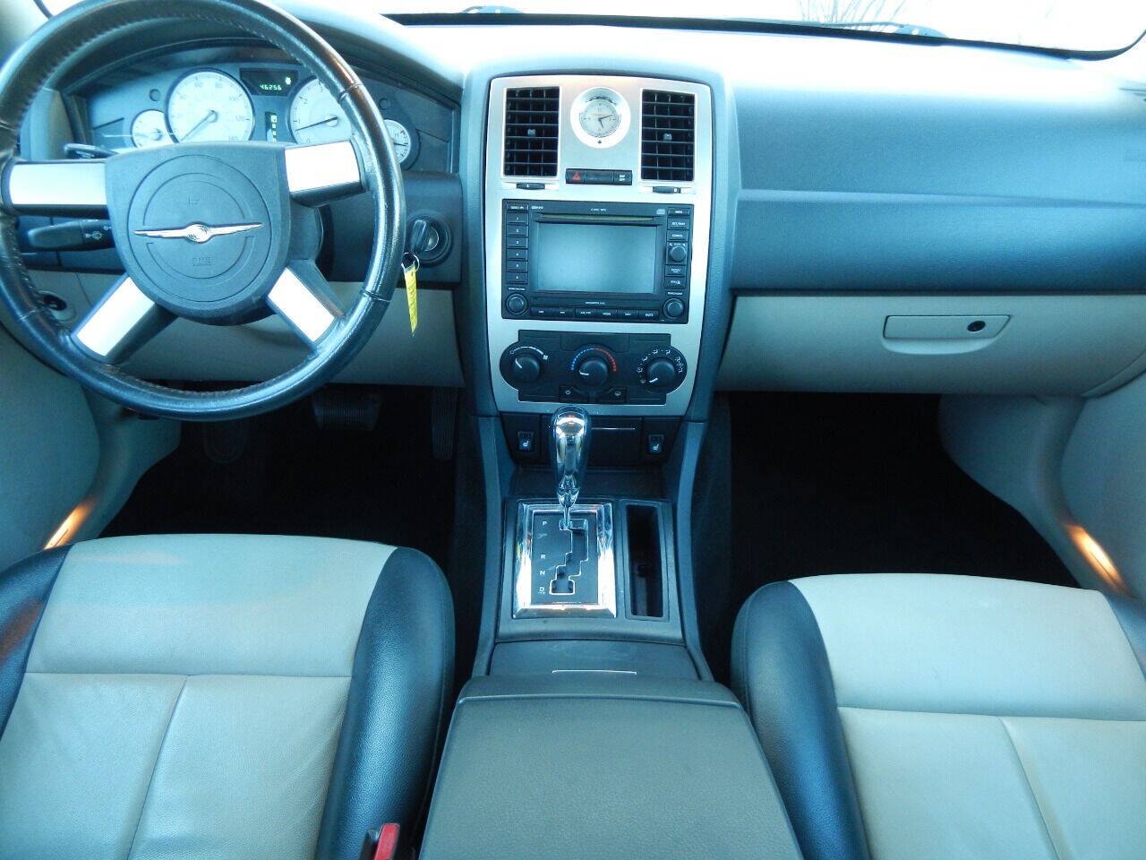 Used 2006 Chrysler 300 Touring RWD image 2