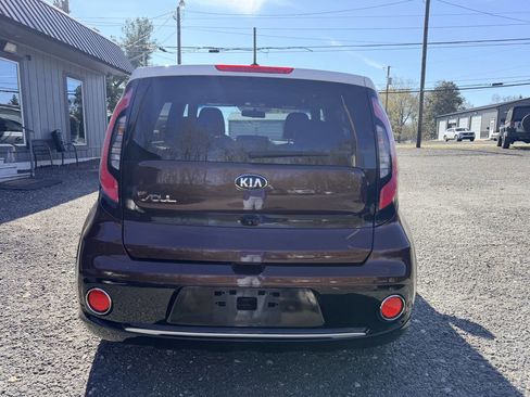 Used 2017 Kia Soul + image 6