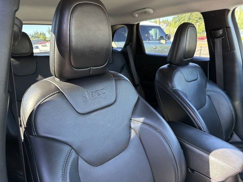 Used 2019 Jeep Cherokee Limited w/ Technology Group AWD/4WD image 17