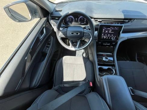 Used 2023 Jeep Grand Cherokee Laredo AWD/4WD image 23